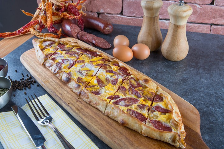 Sucuklu Yumurtalı Pide